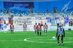 经不雅头条人形机械人坐正在财产化门口